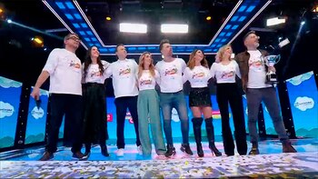 Los ocho participantes abrazados tras