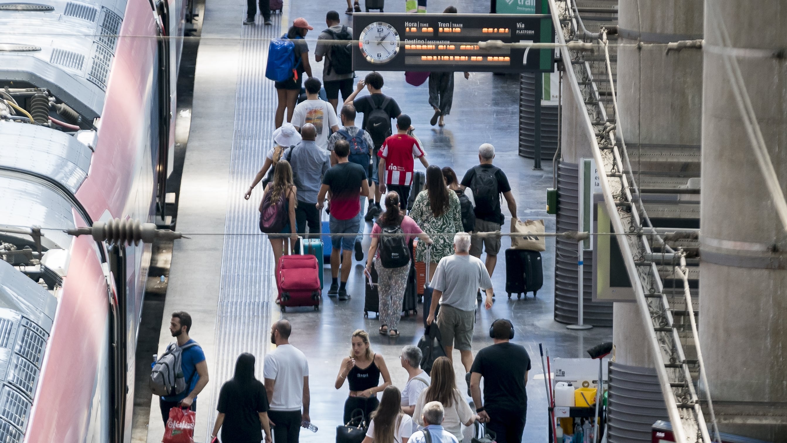 Viajeros en un andén de la estación de Atocha-Almudena Grandes. A. Pérez Meca - Europa Press