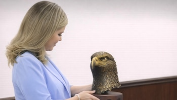 Laura Fernández recibe un águila calva como obsequio de Donald Trump y resalta la relación entre Costa Rica y Estados Unidos