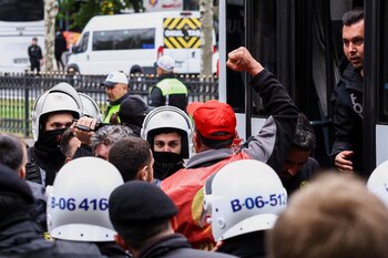 Un manifestante hace un gesto