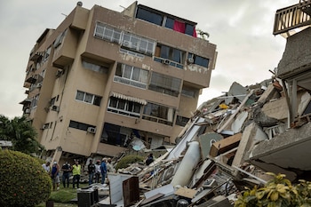 Rescatistas participan en labores de búsqueda en un edificio afectado por un terremoto, el sábado en La Guaira (EFE/ Henry Chirinos)