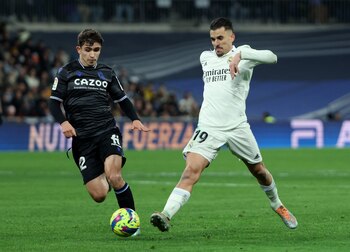 Ceballos pugna por el balón