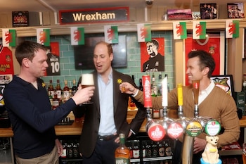 El príncipe Guillermo brindando con cerveza (Reuters)