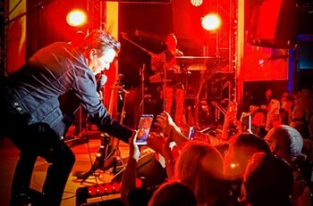 El grupo durante una presentación