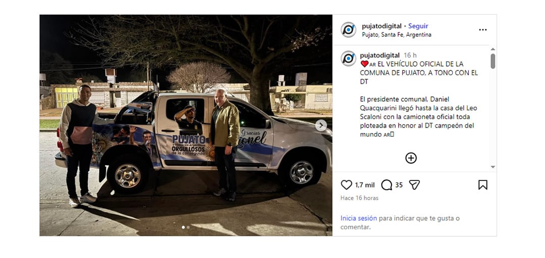El presidente comunal Daniel Quacquarini posa junto al vehículo oficial de Pujato ploteado en homenaje a Lionel Scaloni