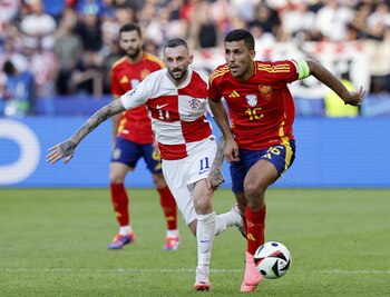 El croata Marcelo Brozovic junto