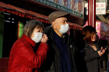 Personas usando mascarillas en el