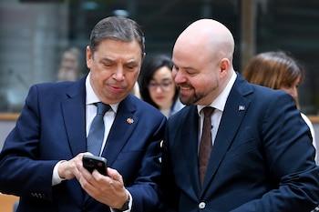 Luis Planas, a la izquierda,