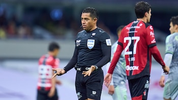 Previo a la Liguilla, reportan suspensión de Víctor Cáceres tras polémica arbitral en el América vs Atlas
