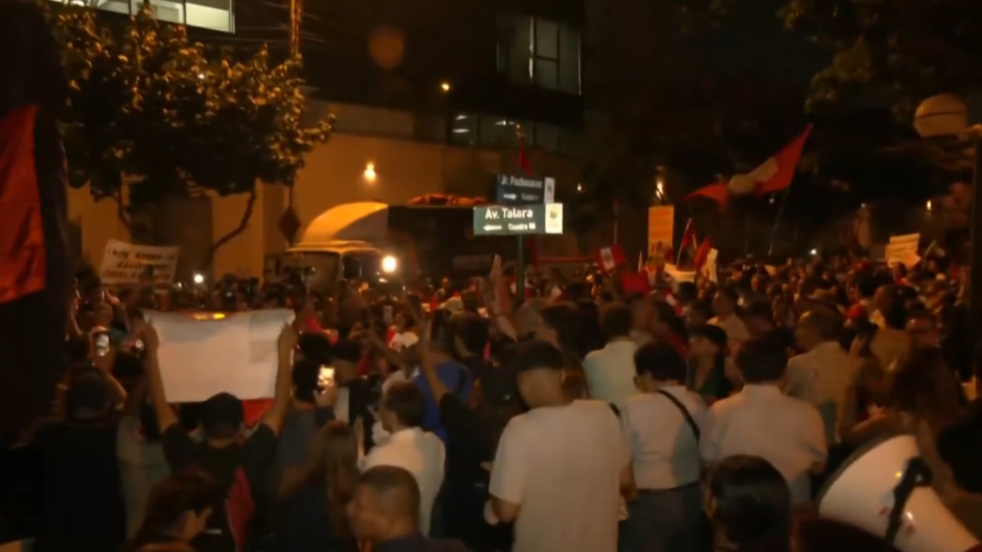 Candidatos y ciudadanos protestan frente al JNE de Jesús María por presuntas irregularidades en elecciones presidenciales. Captura de pantalla