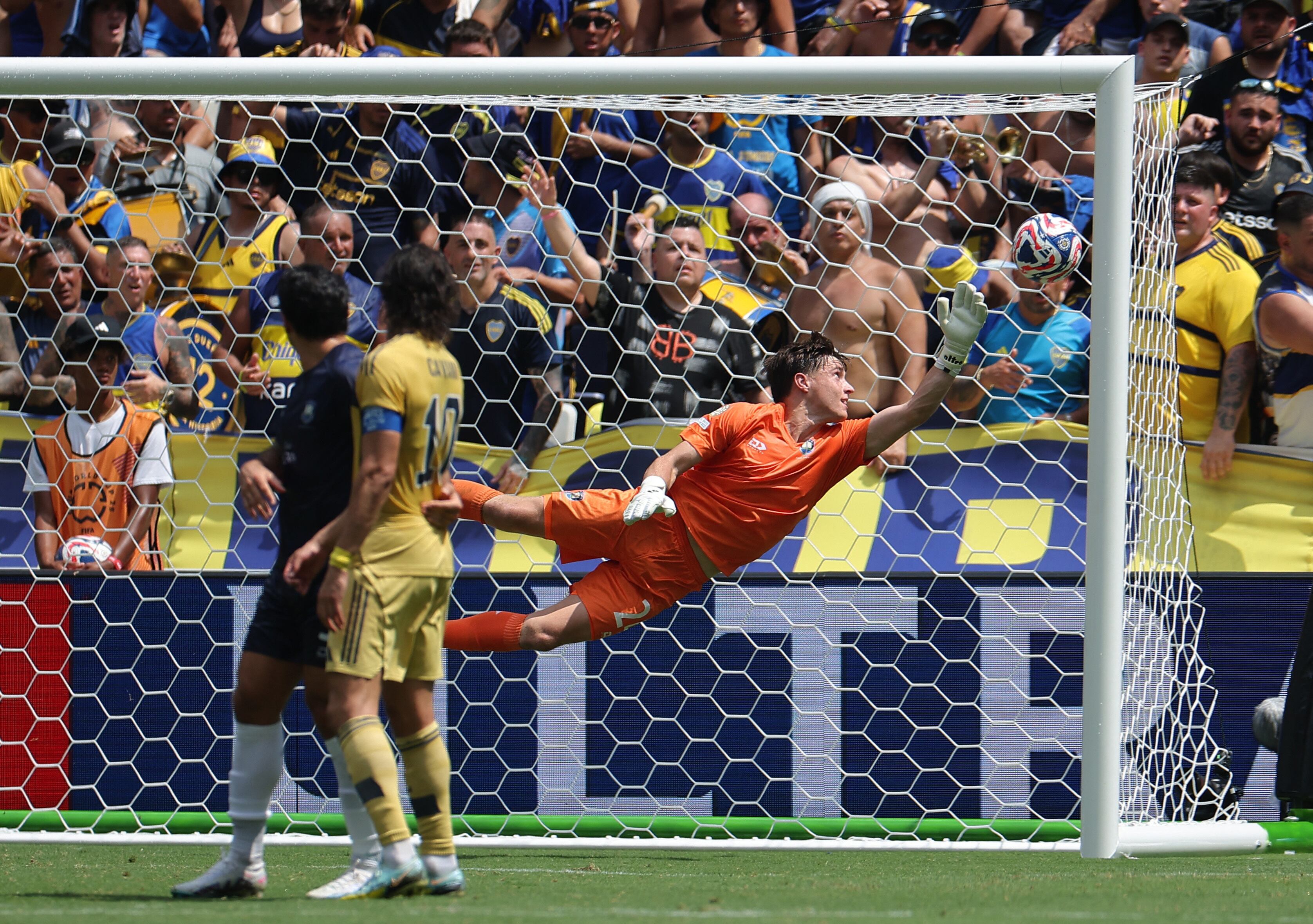 El arquero Nathan Garrow tuvo mucho trabajo. En esta voló para desviar un tiro