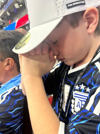 nene rezando Argentina - Inglaterra