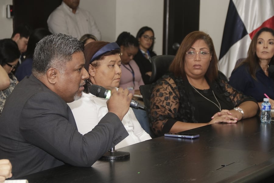 Linda Rodríguez, de blanco, relató el vía crucis de su hijo, afectado por el acoso escolar.