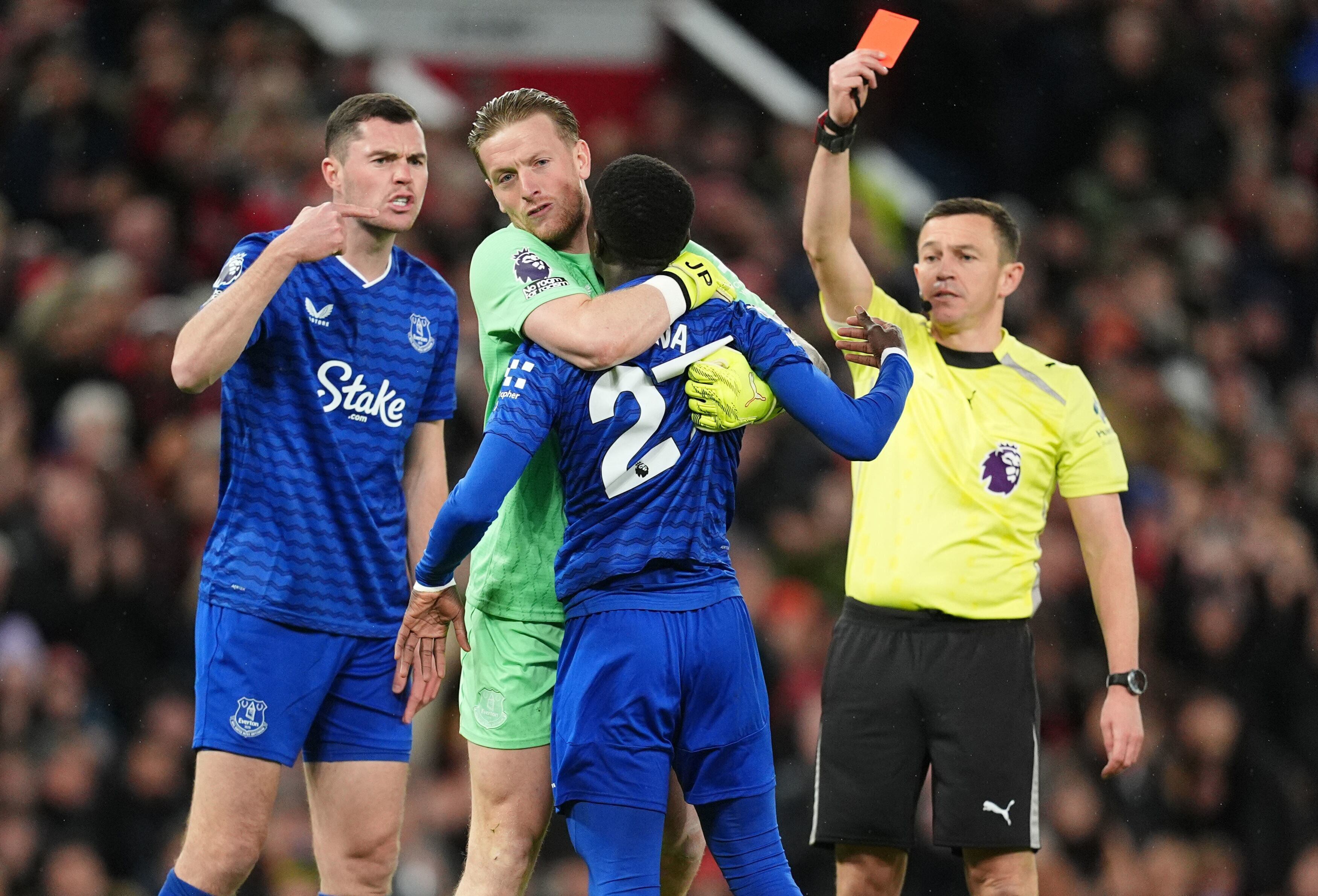 Michael Keane relató su versión del altercado con Idrissa Gueye y reveló detalles inéditos en un podcast de la Premier League (Martin Rickett/PA via AP)