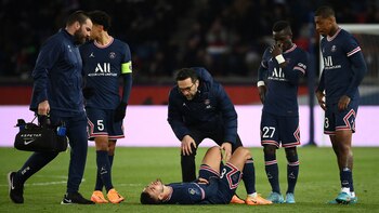 Paris Saint-Germain's Argentinian midfielder Leandro