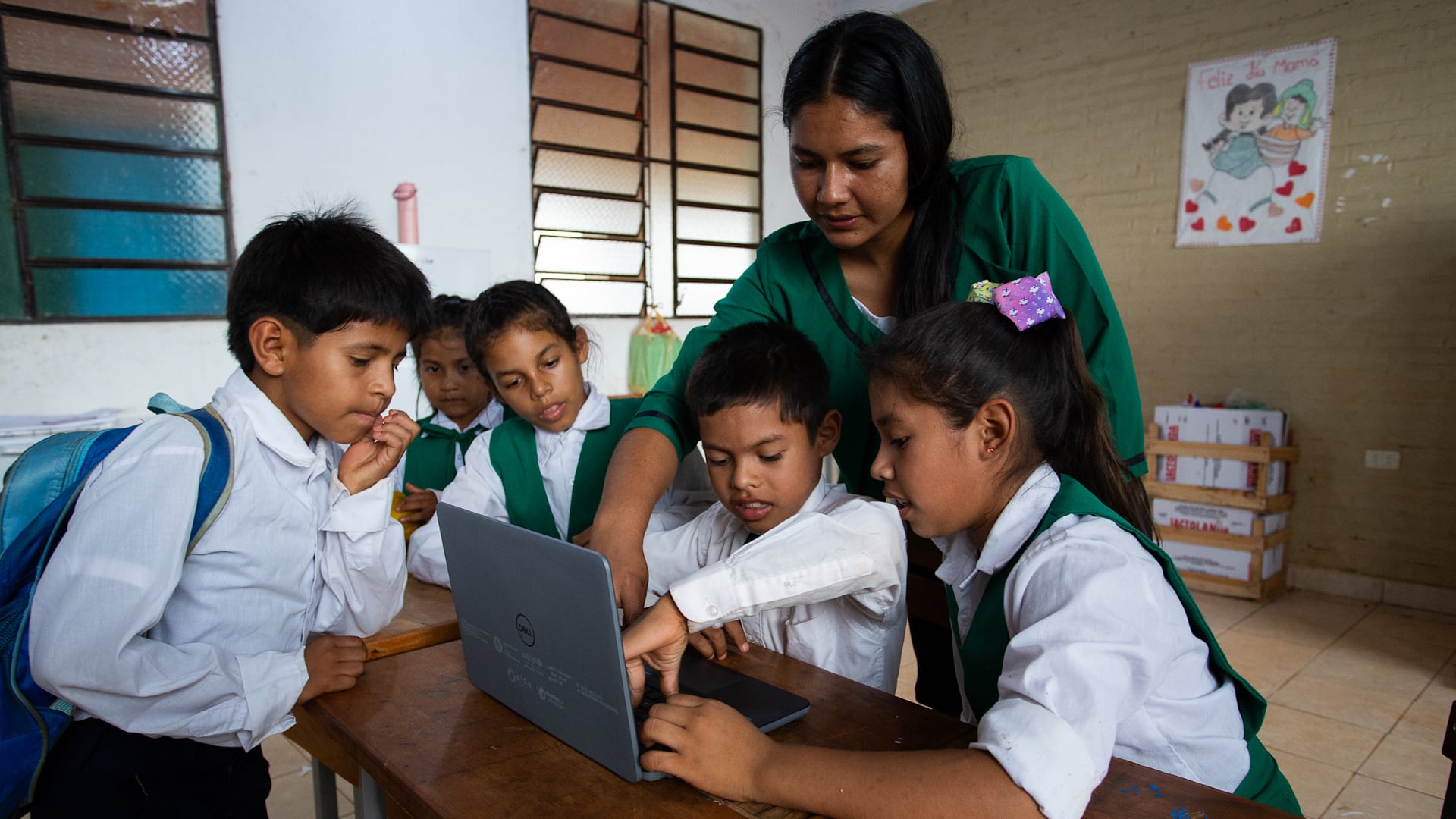 Más de 1,223 escuelas cuentan con internet de alta velocidad, mientras el gobierno proyecta alcanzar cobertura total durante el año escolar. (Imagen Ilustrativa Infobae) (UNICEF - NNA y technology by Nicole Olivares)