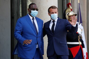 El presidente francés, Emmanuel Macron (d), saluda a su homólogo senegalés, Macky Sall (i). EFE/EPA/YOAN VALA/Archivo