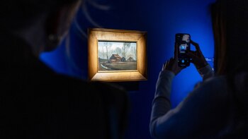 La muestra en Varsovia explora