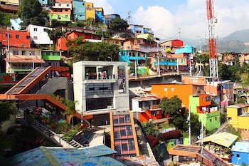 Medellín resulta una ciudad vibrante llena de naturaleza y paisajes urbanos innovadores - crédito Alcaldía de Medellín