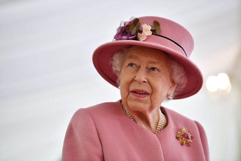 La actriz encarna a la reina Isabel II en la comedia By Royal Appointment durante una gira por el Reino Unido (REUTERS)