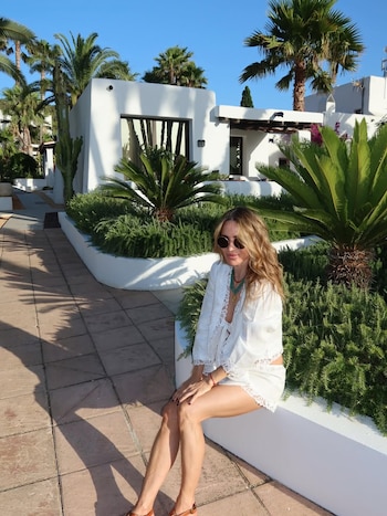 El conjunto blanco con encaje y mangas amplias, otro de los looks del viaje