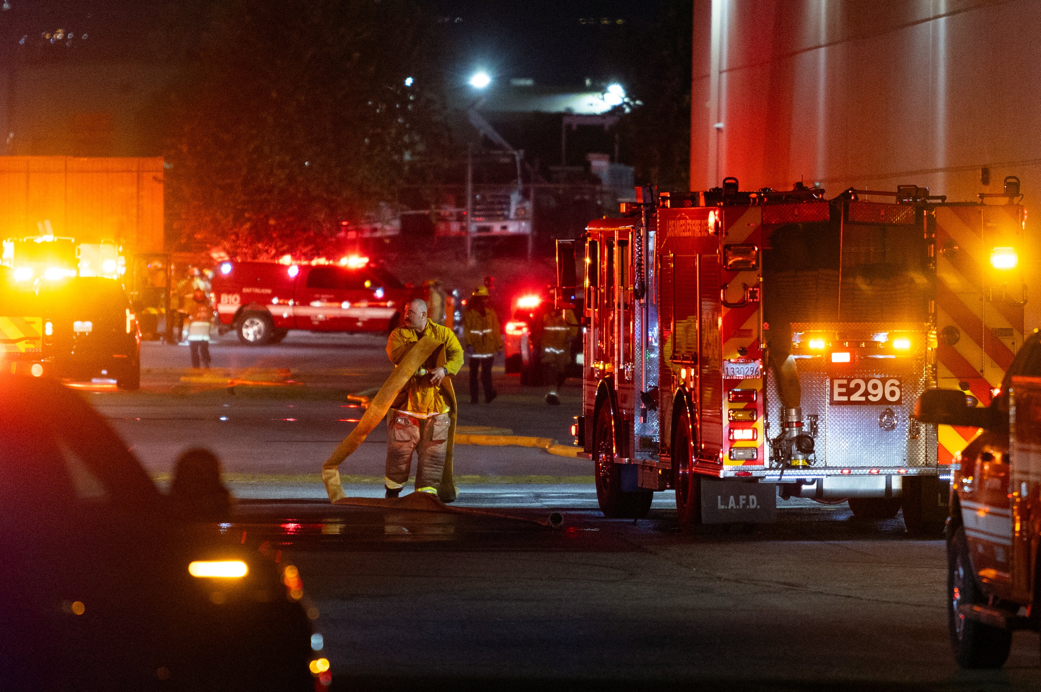 Equipos de emergencia trabajan en el lugar tras el accidente de un helicóptero de noticias en Chatsworth, un barrio residencial de Los Ángeles, California, el 15 de septiembre de 2026 (Blake Fagan/AFP)