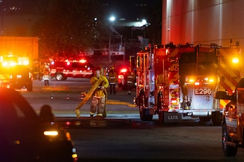 Equipos de emergencia trabajan en el lugar tras el accidente de un helicóptero de noticias en Chatsworth, un barrio residencial de Los Ángeles, California, el 15 de septiembre de 2026 (Blake Fagan/AFP)