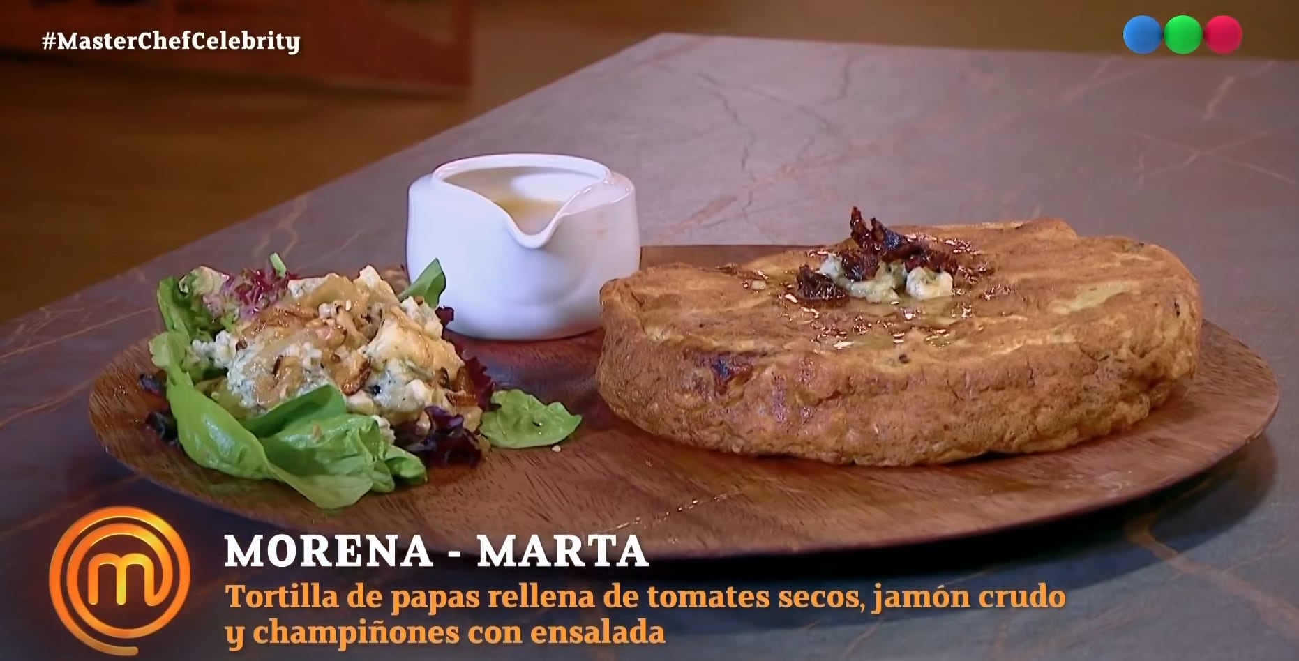 La dupla integrada por Marta Fort y Morena Beltrán presentó una tortilla rellena acompañada por ensalada de peras y roquefort