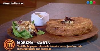 La dupla integrada por Marta Fort y Morena Beltrán presentó una tortilla rellena acompañada por ensalada de peras y roquefort
