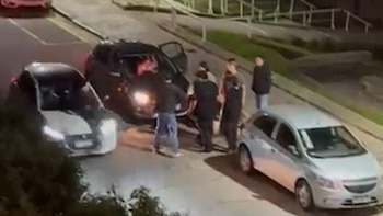 Video: discutió con otro conductor, recibió un empujón en plena pelea y lo atropelló un auto
