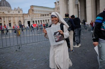 Una monja sostiene un ejemplar