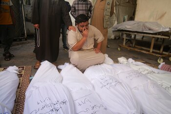 Varios palestinos se lamentan junto