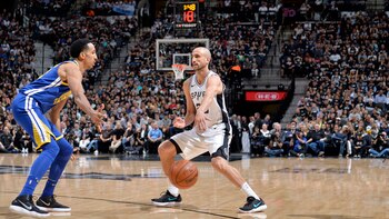 Ginóbili repartió un total de 4001 asistencias durante su permanencia en la NBA con los San Antonio Spurs (Foto: AFP)