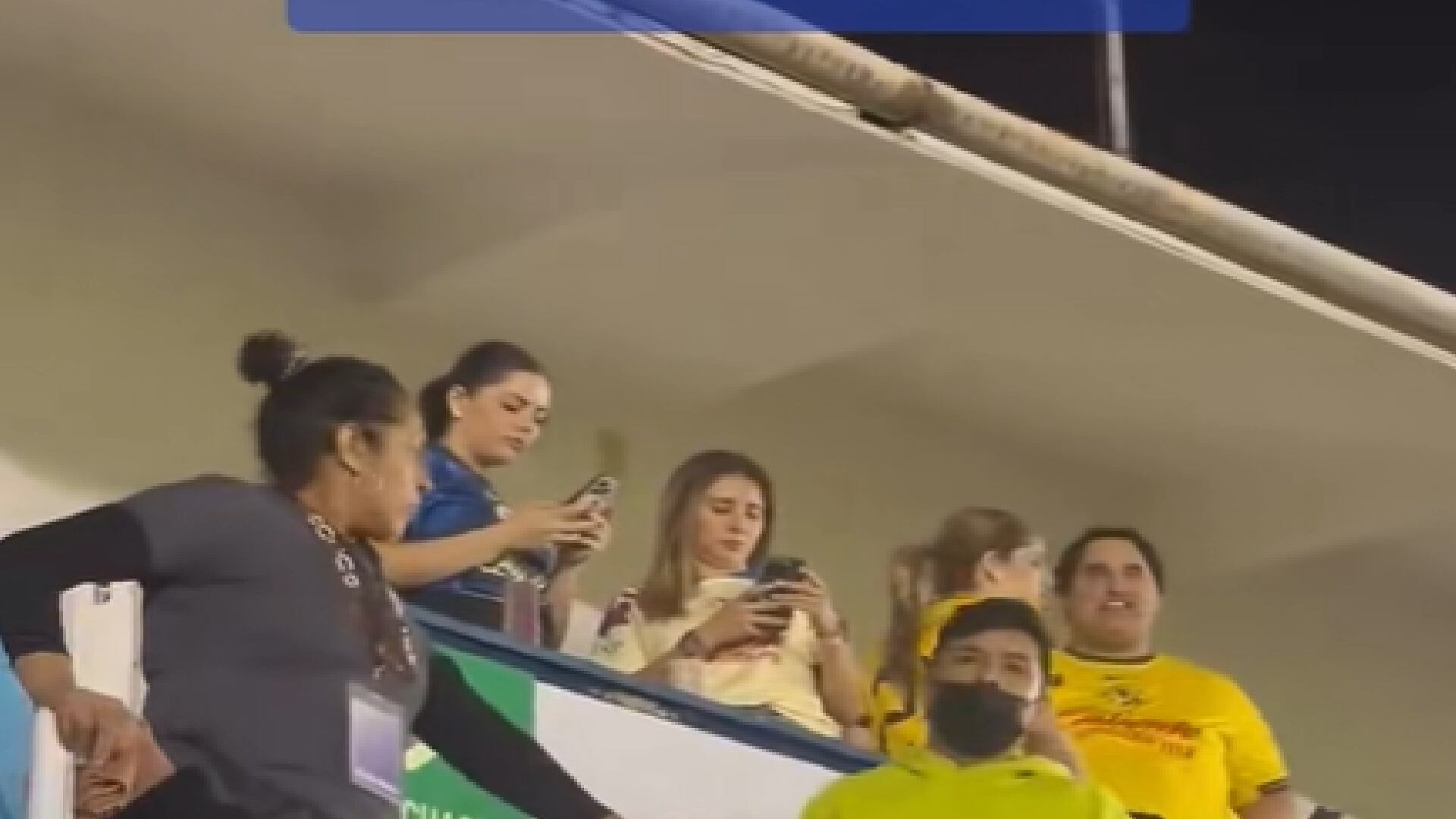Captan a hijo de AMLO apoyando a la América en al final de fútbol contra Toluca (captura)