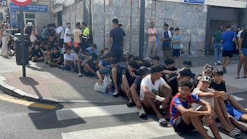Militares apoyan a la Policía en la contención de cientos de menores migrantes frente a la Comisaría de Ceuta