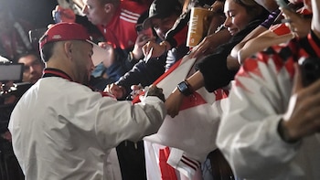 Así fue la llegada de River Plate a Bogotá: jugadores se tomaron fotos y firmaron autógrafos
