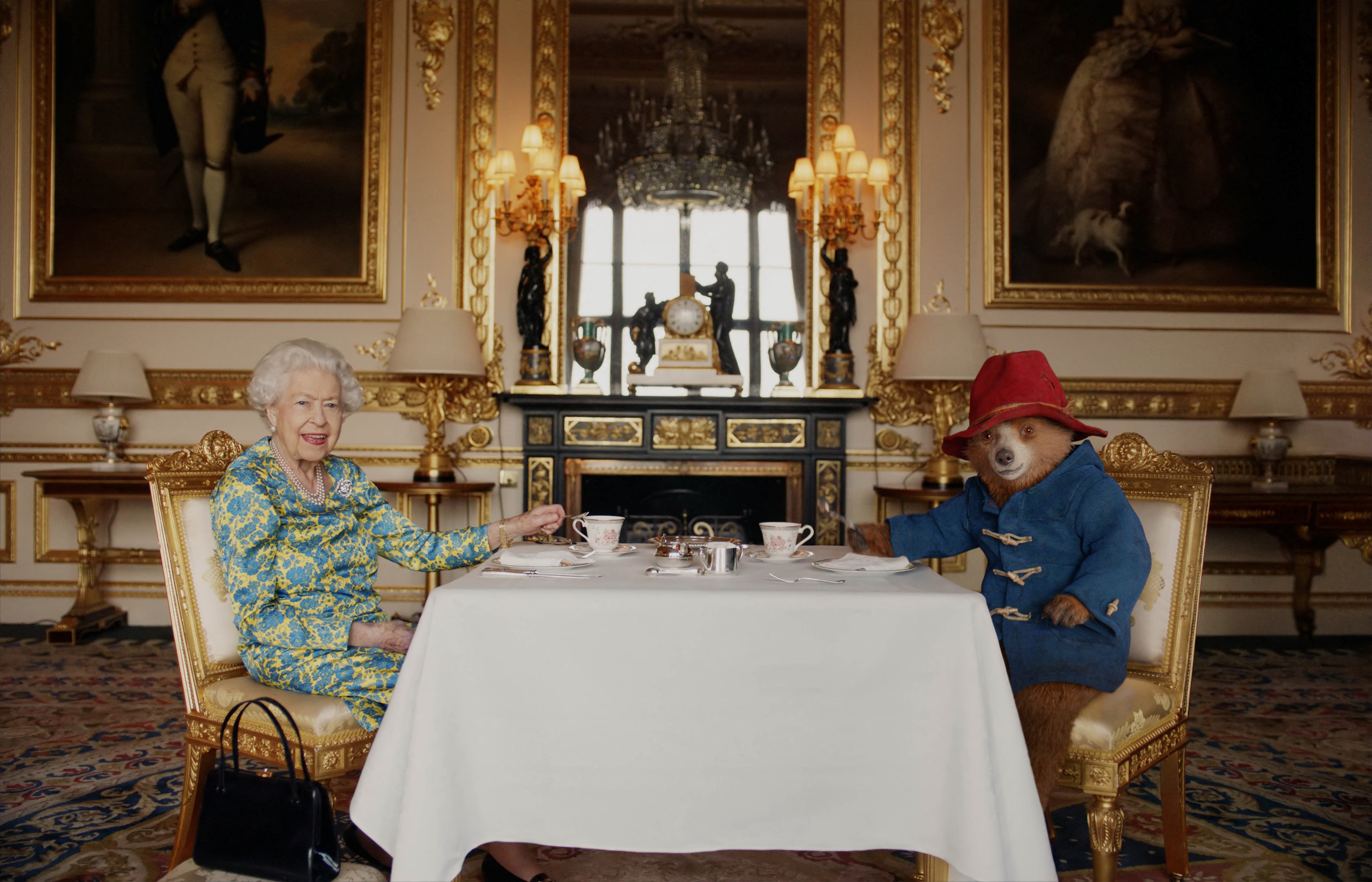 La imagen icónica de Paddington con abrigo, sombrero y maleta fue creada por la ilustradora Peggy Fortnum y consolidó al personaje en la cultura popular (REUTERS)