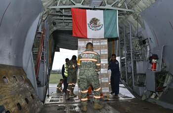 México envía dos aviones con primeras toneladas de ayuda humanitaria a Colombia tras terremoto de 7.,4