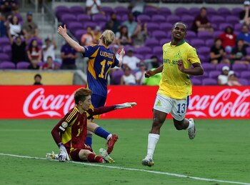 Iqraam Rayners celebrando su gol