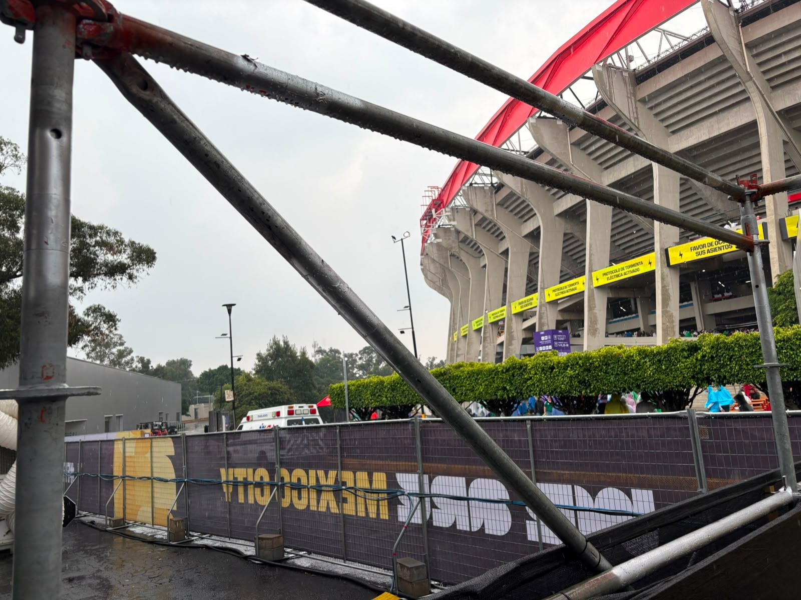 El Estadio Azteca presenta fuertes lluvias, por lo cual, los asitentes fueron invitados a permanecer en sitios donde puedan refugiarse. (Luz Coello/Infobae México)