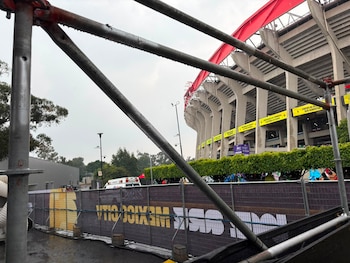 El Estadio Azteca presenta fuertes lluvias, por lo cual, los asitentes fueron invitados a permanecer en sitios donde puedan refugiarse. (Luz Coello/Infobae México)