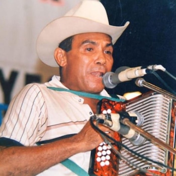 Nicolás Mendoza ganó el título de "Rey Vallenato" en 1969 y se consagró como el primer "Rey de Reyes" en 1987. A lo largo de su carrera compartió grabaciones y escenarios con Diomedes Díaz o Jorge Oñate - crédito Deezer