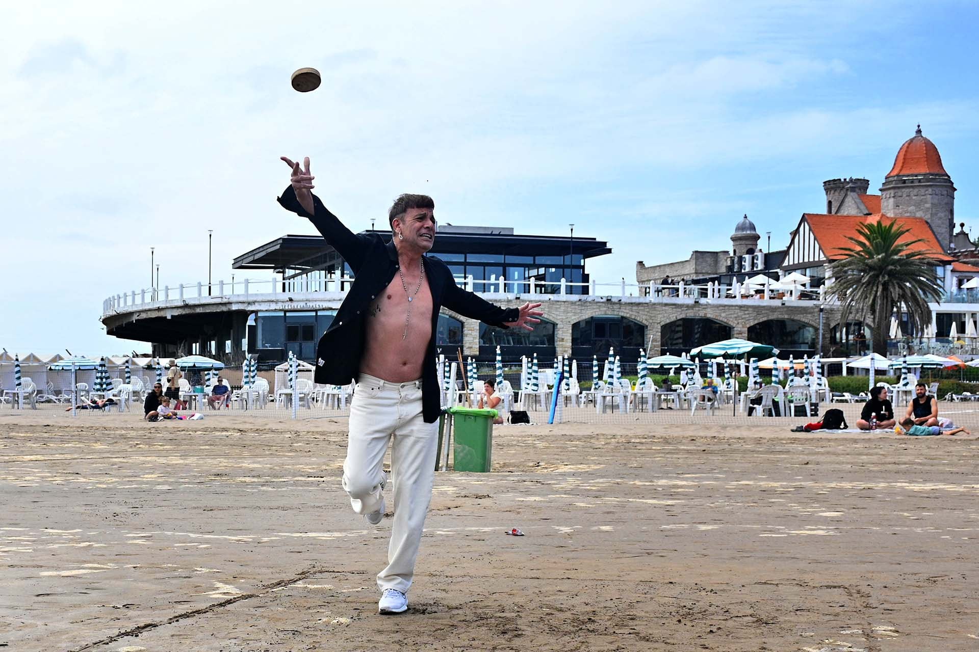 Las historias de trabajo constante, familia y un amor genuino por su oficio explican la conexión entre el artista y una multitud que no deja de aplaudirlo