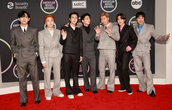 V, Suga, Jin, Jungkook, RM, Jimin y J-Hope de BTS en la alfombra rojo del 2021 American Music Awards en Los Angeles, California. (REUTERS/Aude Guerrucci/ARCHIVO)