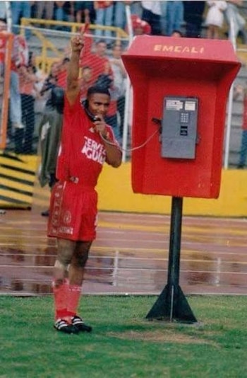 Héctor 'el Vagón' Hurtado debutó en 1993 y tuvo varias etapas en el América de Cali, donde jugó en periodos como 1993, 1995, 1997-1998, 2000 y cerrando su carrera allí hacia 2012-2013. En total con los 'escarlatas' acumuló decenas de partidos y anotó más de 20 goles en sus diferentes ciclos, siendo parte del plantel bicampeón/tricampeón de finales de los 90 y e inicios de los 2000 - crédito América de Cali
