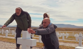 Martínez combatió en Sapper Hill como jefe de patrulla de la Sección de Exploración del Regimiento de Infantería Mecanizado Tres durante la guerra de Malvinas (Captura de video)
