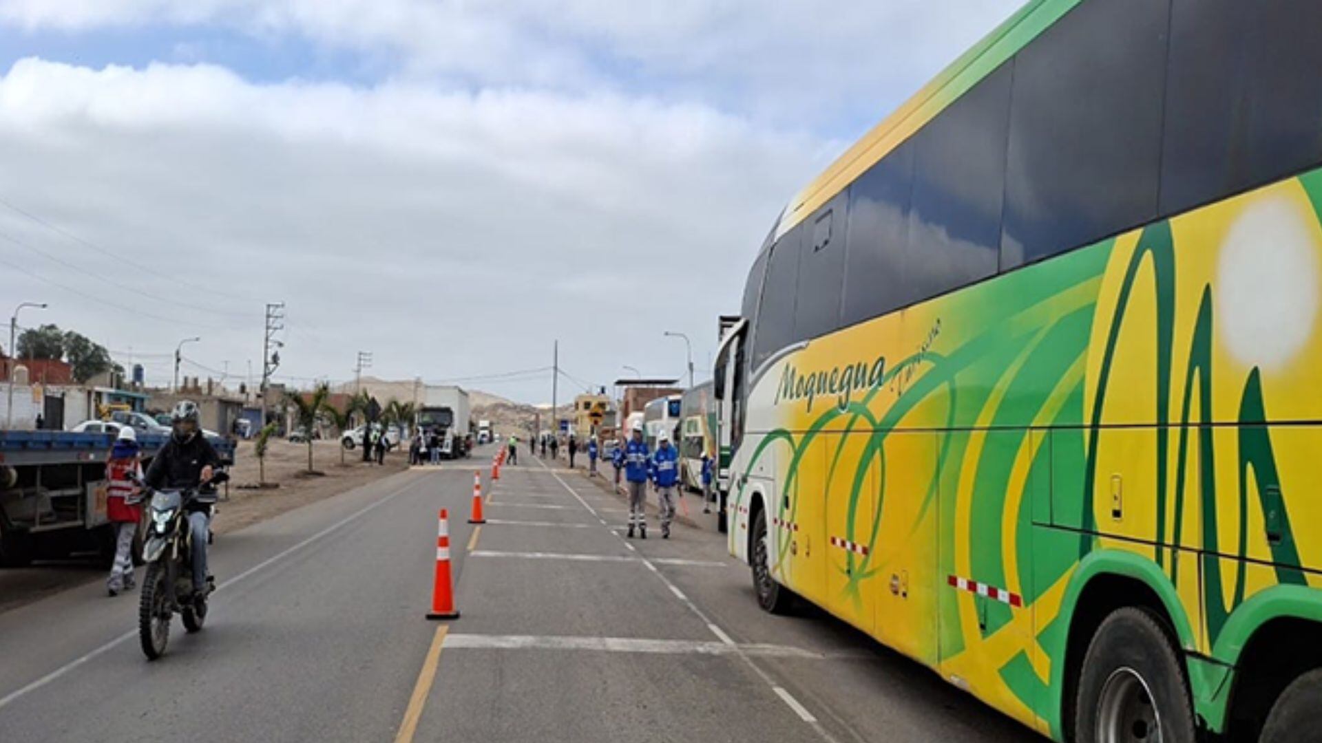 Fueron intervenidos 15 extranjeros sin documentación migratoria válida durante un operativo en la Panamericana Sur, en Camaná - Créditos: Sutrán.