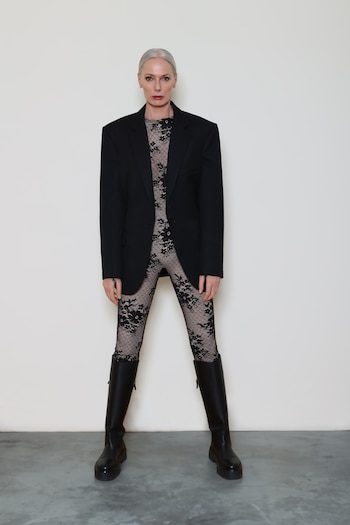 Petra posa con un sofisticado