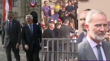 Felipe VI rompe el protocolo al caminar desde Palacio de Gobierno hasta la Cancillería y saludar a ciudadanos en las escalinatas de la Catedral