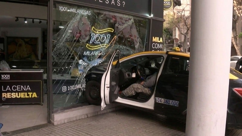 Video: chocaron a un taxista en una esquina de Rosario, el auto se incrustó en un comercio y un cliente se salvó de milagro